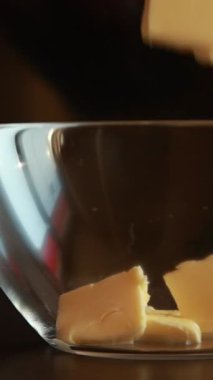 Tereyağı küpleri cam bir kaseye düşer.