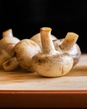  Kesme tahtasındaki taze mantarlar.