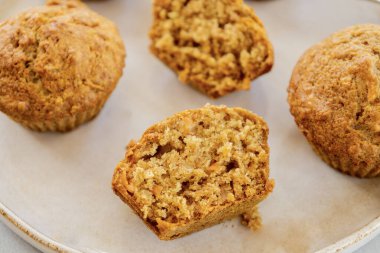  Parlak arka planda havuç ve ananaslı kekler.