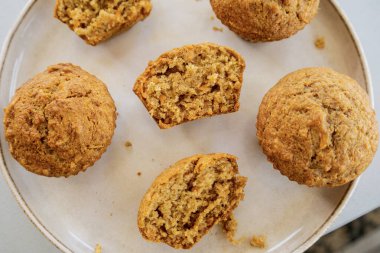  Parlak arka planda havuç ve ananaslı kekler.