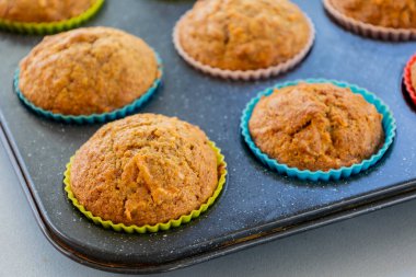  Parlak bir arka planda kek tepsisinde taze pişmiş havuç ve ananaslı kek.