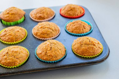  Parlak bir arka planda kek tepsisinde taze pişmiş havuç ve ananaslı kek.