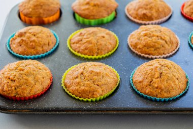  Parlak bir arka planda kek tepsisinde taze pişmiş havuç ve ananaslı kek.