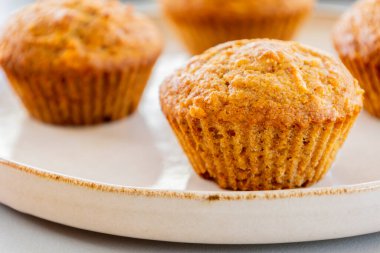  Parlak arka planda havuç ve ananaslı kekler.