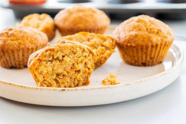  Parlak arka planda havuç ve ananaslı kekler.