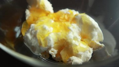  Kremalı ricotta ile balın karışımı.
