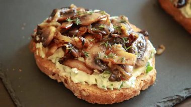 Lezzetli bitkisel kremalı mantarlı tost ve kekik yakın plan.