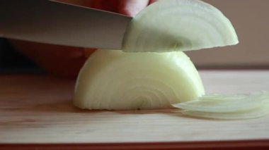  Tahta kesme tahtasına yakın çekimde sarı soğan dilimlemek