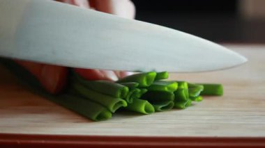 Tahtada taze yeşil soğan pirzolası. Yakın plan.