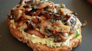 Lezzetli bitkisel kremalı mantarlı tost ve kekik yakın plan.