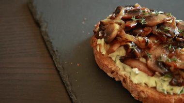 Lezzetli bitkisel kremalı mantarlı tost ve kekik yakın plan.