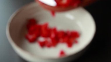  Konserve kırmızı dolma biber doğrama.