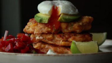  Haşlanmış yumurta ile servis edilen lezzetli bir mısır cipsinin yakın plan çekimi, sağlıklı bir brunch fikri için mükemmel.