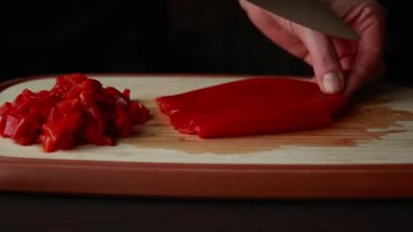  Konserve kırmızı dolma biber doğrama.