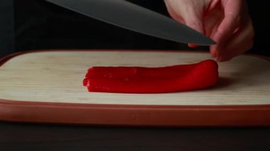  Konserve kırmızı dolma biber doğrama.