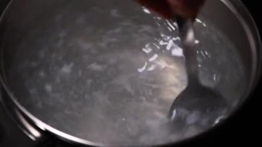 Lezzetli haşlanmış yumurta hazırlıyorum.