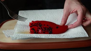  Konserve kırmızı dolma biber yakın plan.