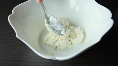 Süzme peynirle yumurtayı karıştırmak, protein bombasını birbirine yaklaştırmak.