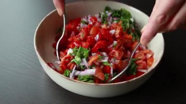  Kiraz domatesli leziz salsa sosu, konserve kırmızı dolma biber ve kırmızı soğan yapıyorum.