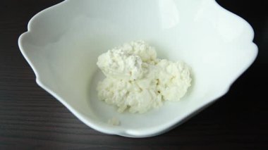 Süzme peynirle yumurtayı karıştırmak, protein bombasını birbirine yaklaştırmak.