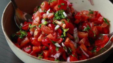  Kiraz domatesli leziz salsa sosu, konserve kırmızı dolma biber ve kırmızı soğan yapıyorum.