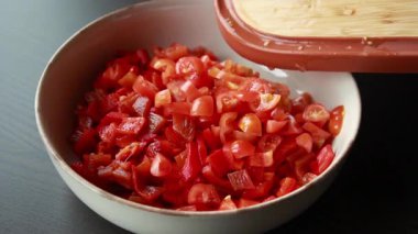 Kiraz domatesli leziz salsa sosu, konserve kırmızı dolma biber ve kırmızı soğan yapıyorum.