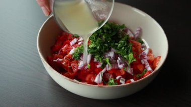  Kiraz domatesli leziz salsa sosu, konserve kırmızı dolma biber ve kırmızı soğan yapıyorum.