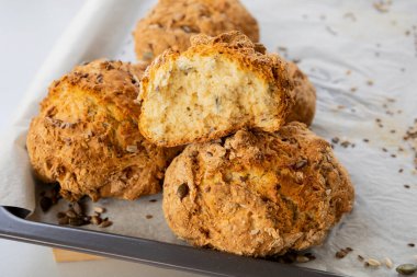 Tohumlu taze ekmek çörekleri çıtır çıtır ve lezzetli yakın plan.