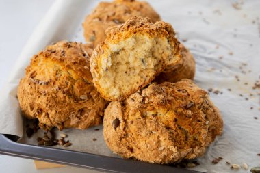 Tohumlu taze ekmek çörekleri çıtır çıtır ve lezzetli yakın plan.