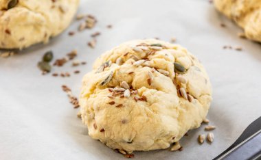  Çiğ ekmek pişirmeye hazır ev yapımı tohum sağlıklı yakın çekim