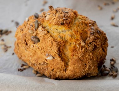 Tohumlu taze ekmek çörekleri çıtır çıtır ve lezzetli yakın plan.