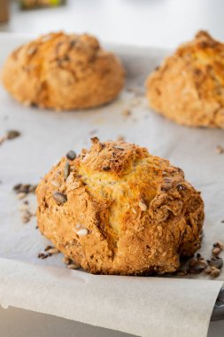 Tohumlu taze ekmek çörekleri çıtır çıtır ve lezzetli yakın plan.