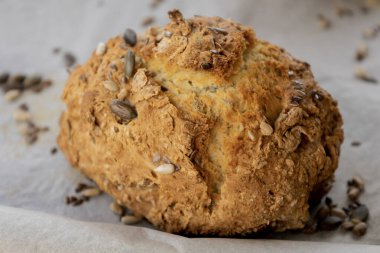 Tohumlu taze ekmek çörekleri çıtır çıtır ve lezzetli yakın plan.