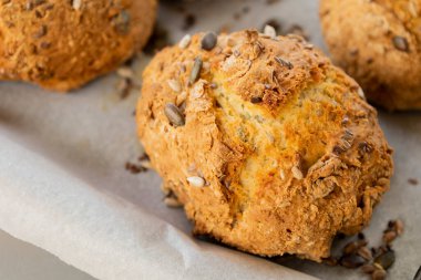 Tohumlu taze ekmek çörekleri çıtır çıtır ve lezzetli yakın plan.