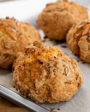 Tohumlu taze ekmek çörekleri çıtır çıtır ve lezzetli yakın plan.