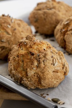Tohumlu taze ekmek çörekleri çıtır çıtır ve lezzetli yakın plan.