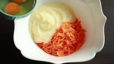 Havuç ve ananaslı kek yapmak için ıslak malzemelerin birleştirilmesi.
