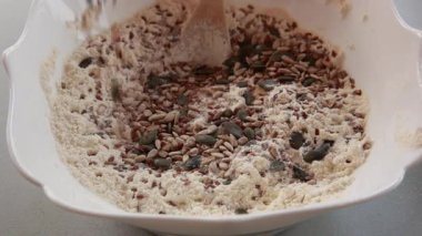  Ev yapımı ekmeği yakın planda yapmak için malzemelerin birleştirilmesi.