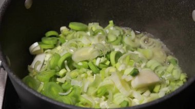 Buharlı tencerede pırasa pişiriyorum. Yakın plan.