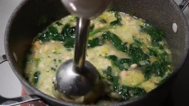 Pırasalı, ıspanaklı ve fasulyeli bahar sebze çorbası hazırlıyorum.