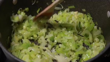 Buharlı tencerede pırasa pişiriyorum. Yakın plan.