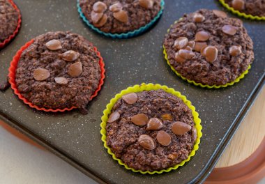  Hafif arkaplanda çikolatalı muzlu kekler