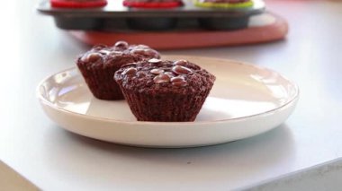 Hafif arkaplanda çikolatalı muzlu kekler