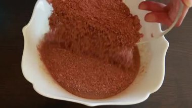  Muzlu ekmek ya da keki yakın planda yapmak için ıslak malzemeler karıştırıyorum.