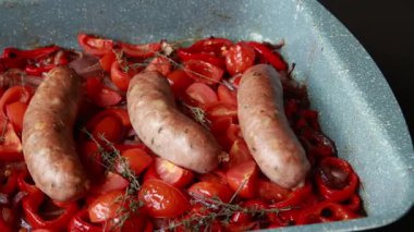  Sosis, kırmızı dolma biber, soğan ve domateslerin birlikte pişirildiği lezzetli bir akşam yemeği.