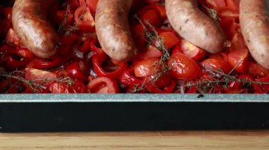  Sosis, kırmızı dolma biber, soğan ve domateslerin birlikte pişirildiği lezzetli bir akşam yemeği.