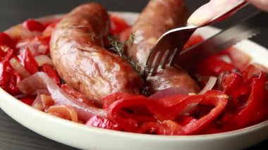  Sosis, kırmızı dolma biber, soğan ve domateslerin birlikte pişirildiği lezzetli bir akşam yemeği.