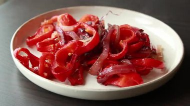  Sosis, kırmızı dolma biber, soğan ve domateslerin birlikte pişirildiği lezzetli bir akşam yemeği.