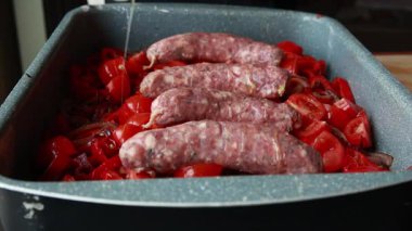 Sosis, kırmızı dolma biber, soğan ve domatesle nefis bir akşam yemeği hazırlıyorum..