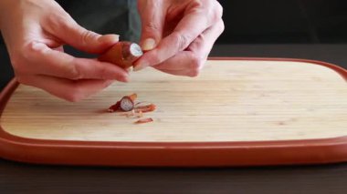 Kadınların elleri soğan soyarken